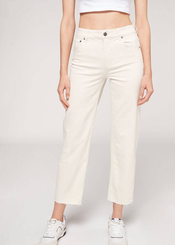 weiße damen-calzedonia-hose mit geradem bein und verkürztem bein