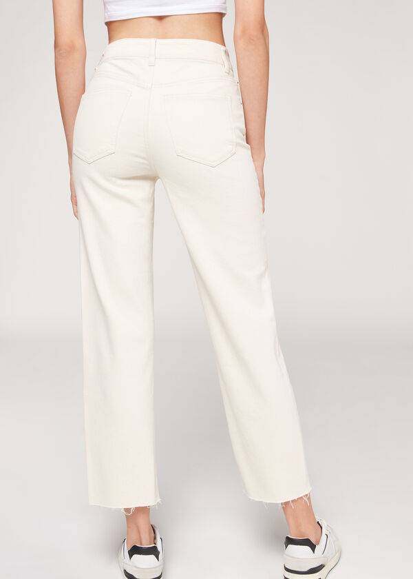 weiße damen-calzedonia-hose mit geradem bein und verkürztem bein