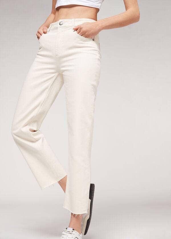 weiße damen-calzedonia-hose mit geradem bein und verkürztem bein