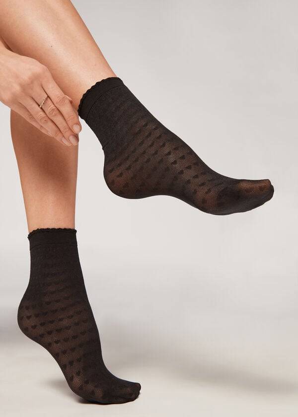 schwarze damen-socken von calzedonia mit herzmotiv aus mesh